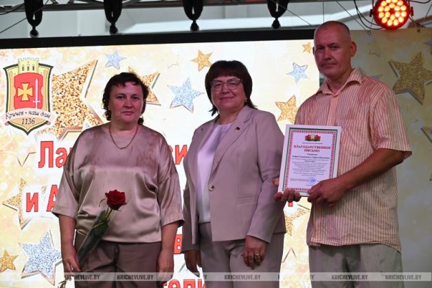 Родителям самых активных и творческих выпускников вручили Благодарности