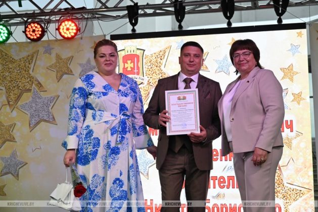 Родителям самых активных и творческих выпускников вручили Благодарности