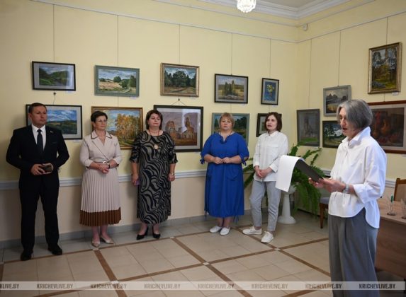 Искусство объединяет: в Кричеве открылась выставка российских художниц «Две точки зрения»