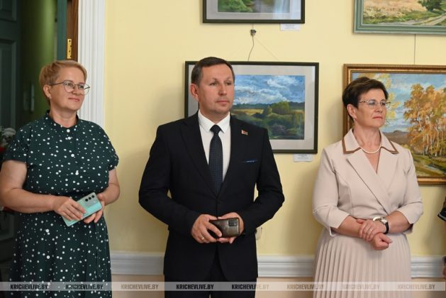 Искусство объединяет: в Кричеве открылась выставка российских художниц «Две точки зрения»