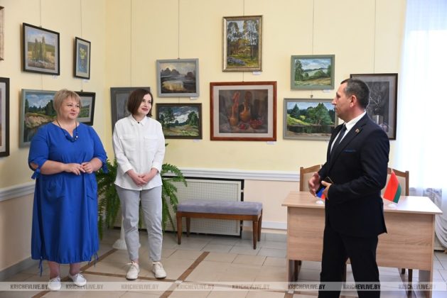 Искусство объединяет: в Кричеве открылась выставка российских художниц «Две точки зрения»