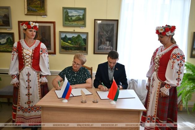 Искусство объединяет: в Кричеве открылась выставка российских художниц «Две точки зрения»