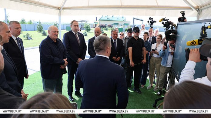 Лукашенко поручил выработать четкую программу по разведению в Беларуси красной породы коров Лукашенко поручил выработать четкую программу по разведению в Беларуси красной породы коров
