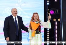 Гран-при детского музыкального конкурса получила белоруска Елизавета Цуприк. Награду вручил Лукашенко Гран-при детского музыкального конкурса получила белоруска Елизавета Цуприк. Награду вручил Лукашенко