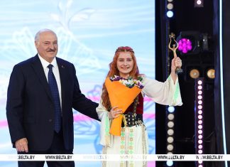 Гран-при детского музыкального конкурса получила белоруска Елизавета Цуприк. Награду вручил Лукашенко Гран-при детского музыкального конкурса получила белоруска Елизавета Цуприк. Награду вручил Лукашенко