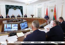 Лукашенко — руководителям хозяйств: управлять уборочной нужно в поле, а не из окна кабинета Лукашенко - руководителям хозяйств: управлять уборочной нужно в поле, а не из окна кабинета