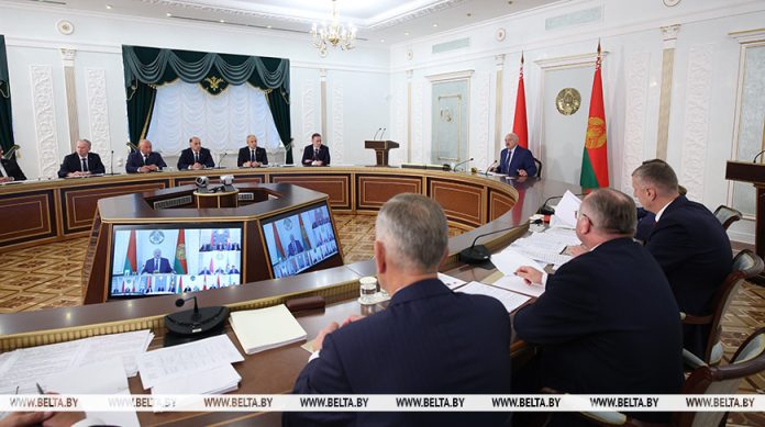 Лукашенко - руководителям хозяйств: управлять уборочной нужно в поле, а не из окна кабинета