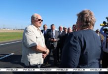 Должен быть качественным, на уровне импортных образцов. Лукашенко показали белорусский пресс-подборщик Должен быть качественным, на уровне импортных образцов. Лукашенко показали белорусский пресс-подборщик