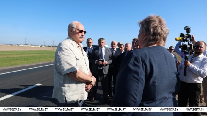Должен быть качественным, на уровне импортных образцов. Лукашенко показали белорусский пресс-подборщик Должен быть качественным, на уровне импортных образцов. Лукашенко показали белорусский пресс-подборщик