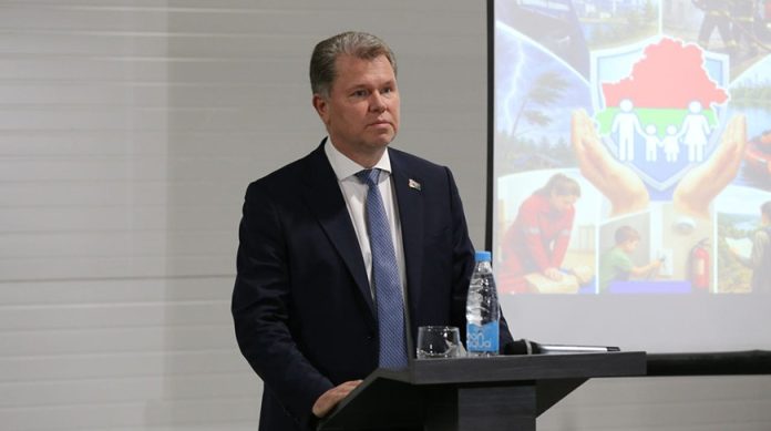 Студнев: безопасность - это не только защита госграниц, но и способность человека противостоять угрозам Студнев: безопасность - это не только защита госграниц, но и способность человека противостоять угрозам