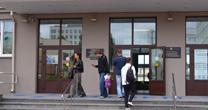 Вузы Беларуси начинают прием документов: сколько абитуриентов примут в этом году Вузы Беларуси начинают прием документов: сколько абитуриентов примут в этом году