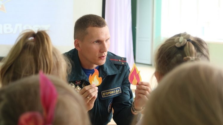 Безопасные каникулы: работники МЧС научили кричевских дошколят правильно вызывать спасателей