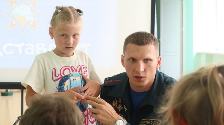 Безопасные каникулы: работники МЧС научили кричевских дошколят правильно вызывать спасателей