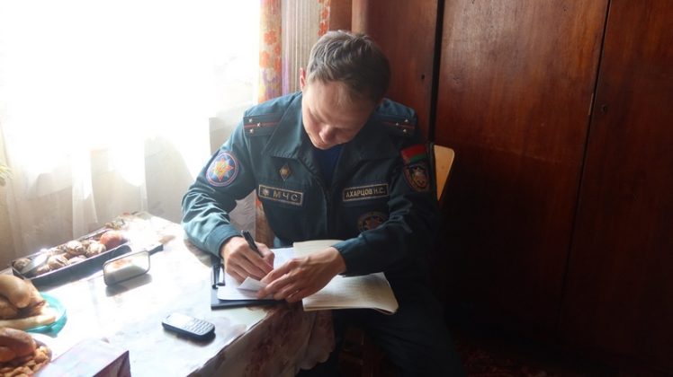 Спасатели Кричевщины проверили дома одиноких пенсионеров: особое внимание – пожарным извещателям