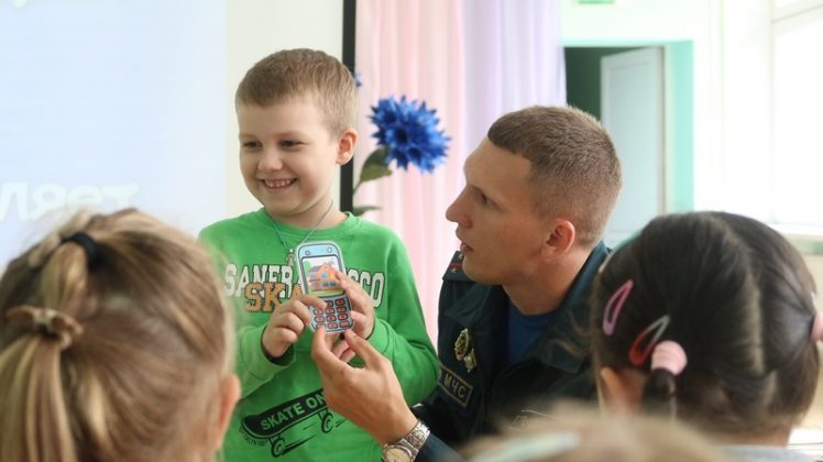 Безопасные каникулы: работники МЧС научили кричевских дошколят правильно вызывать спасателей