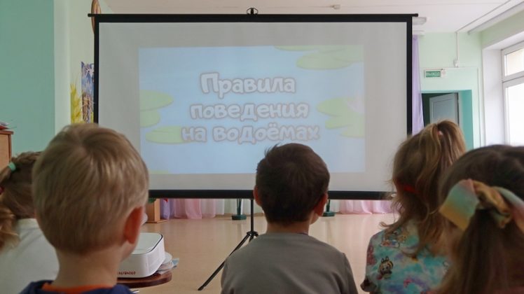 Безопасные каникулы: работники МЧС научили кричевских дошколят правильно вызывать спасателей
