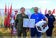 Первая тысяча тонн: в Кричевском районе чествовали героя жатвы