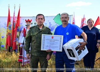 Первая тысяча тонн: в Кричевском районе чествовали героя жатвы Кричев | Новости Кричева и Кричевского района