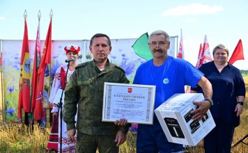 Первая тысяча тонн: в Кричевском районе чествовали героя жатвы Кричев | Новости Кричева и Кричевского района