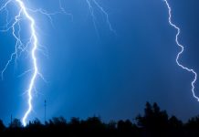 Нужно ли отключать мобильный телефон во время сильной грозы? Ответили в МЧС Нужно ли отключать мобильный телефон во время сильной грозы? Ответили в МЧС