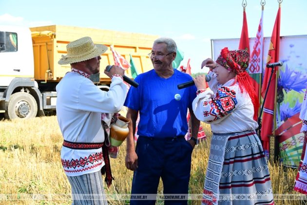 Первая тысяча тонн: в Кричевском районе чествовали героя жатвы