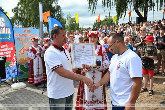 В Кричеве открыли пляж на озере Молодежном