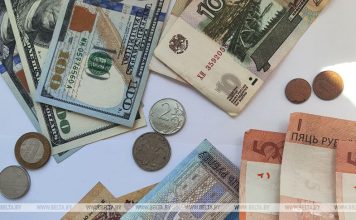Доллар и юань подорожали, российский рубль подешевел на торгах 4 августа Доллар и юань подорожали, российский рубль подешевел на торгах 4 августа