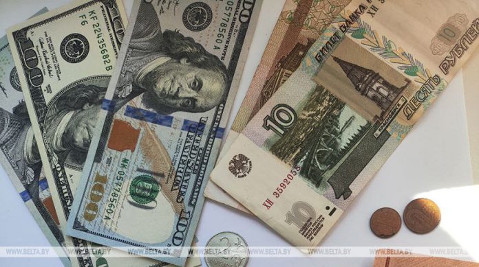 Российский рубль подорожал, доллар и юань подешевели на торгах 26 августа