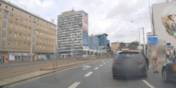 В Польше пассажир такси из-за акцента ударил водителя-белоруса В Польше пассажир такси из-за акцента ударил водителя-белоруса