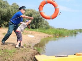 В Кричеве спасатели провели для школьников урок безопасности на воде с практическими заданиями В Кричеве спасатели провели для школьников урок безопасности на воде с практическими заданиями
