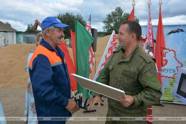 В Кричевском районе чествовали первого водителя, преодолевшего рубеж в 2000 тонн