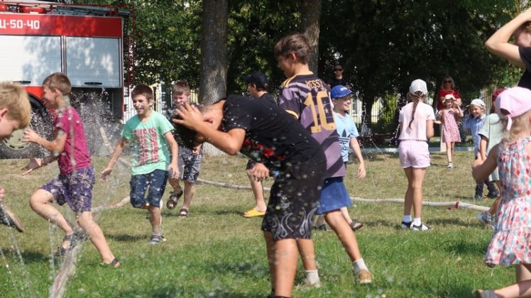 «Безопасные каникулы» в Кричеве: эстафеты, пожарная машина и море эмоций