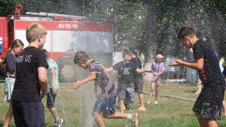 «Безопасные каникулы» в Кричеве: эстафеты, пожарная машина и море эмоций