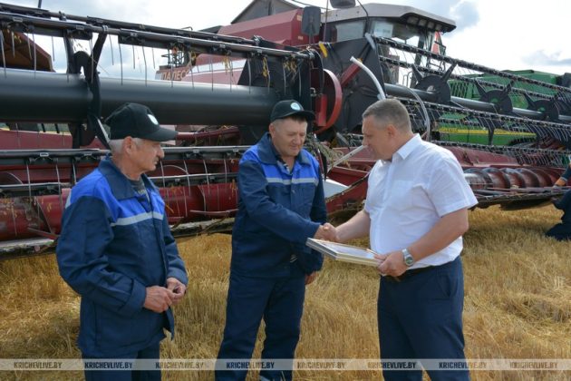 Аграриям Кричевщины вручили благодарности от областного профсоюза