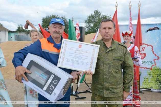 В Кричевском районе чествовали первого водителя, преодолевшего рубеж в 2000 тонн