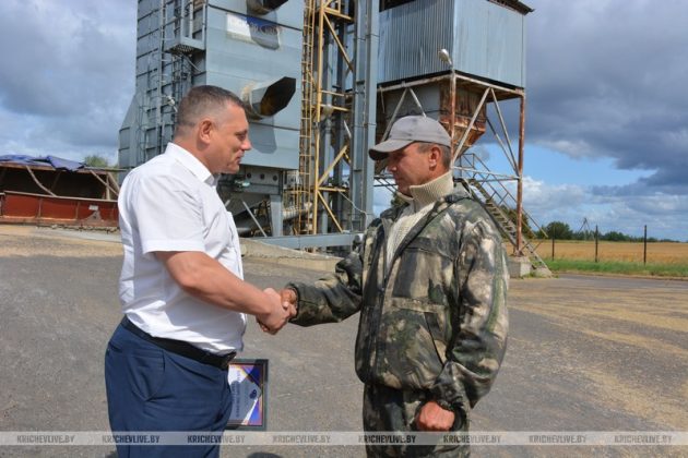 Аграриям Кричевщины вручили благодарности от областного профсоюза