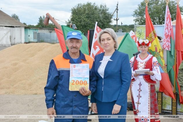 В Кричевском районе чествовали первого водителя, преодолевшего рубеж в 2000 тонн