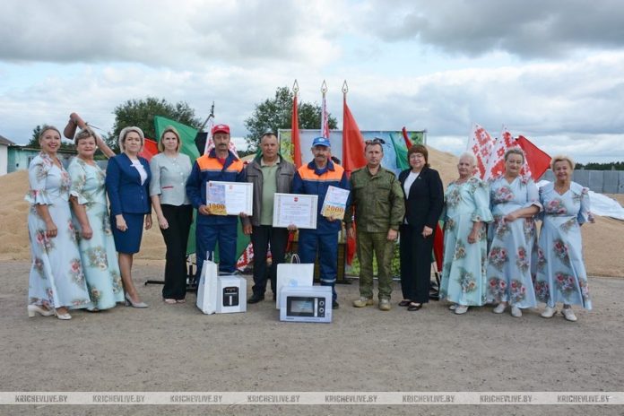 В Кричевском районе чествовали первого водителя, преодолевшего рубеж в 2000 тонн В Кричевском районе чествовали первого водителя, преодолевшего рубеж в 2000 тонн