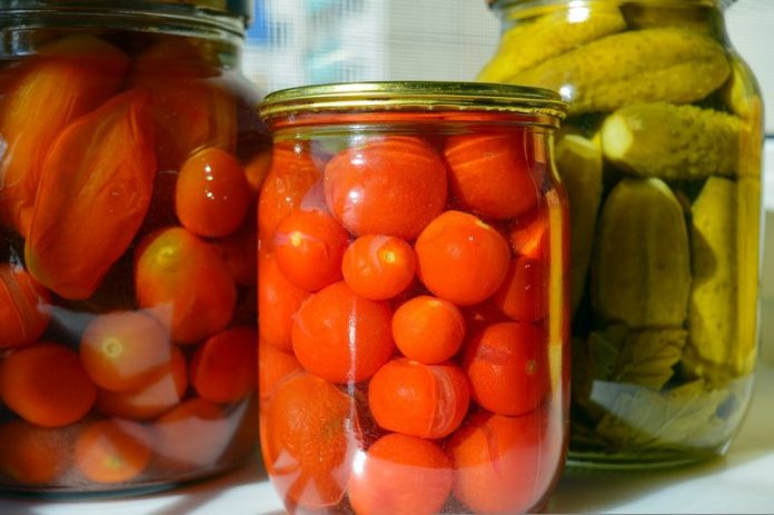 А вы знали, почему одни закаточные крышки белые, а другие желтые?