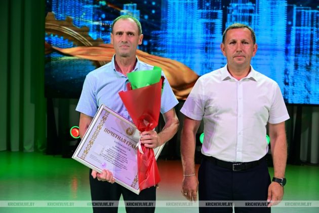 Узнали, кого из работников ОАО "Кричевцементношифер" наградили к профессиональному празднику