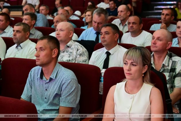 Узнали, кого из работников ОАО "Кричевцементношифер" наградили к профессиональному празднику