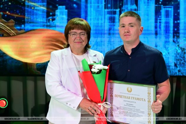 Узнали, кого из работников ОАО "Кричевцементношифер" наградили к профессиональному празднику
