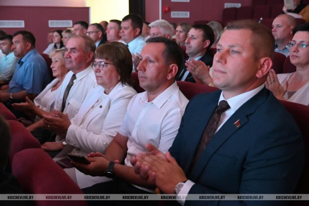 Узнали, кого из работников ОАО "Кричевцементношифер" наградили к профессиональному празднику