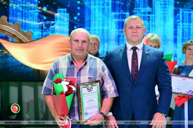 Узнали, кого из работников ОАО "Кричевцементношифер" наградили к профессиональному празднику