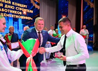 Узнали, кого из работников ОАО «Кричевцементношифер» наградили к профессиональному празднику В Кричеве наградили лучших строителей