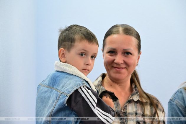 Первоклашки из многодетных семей получили подарки от Красного Креста