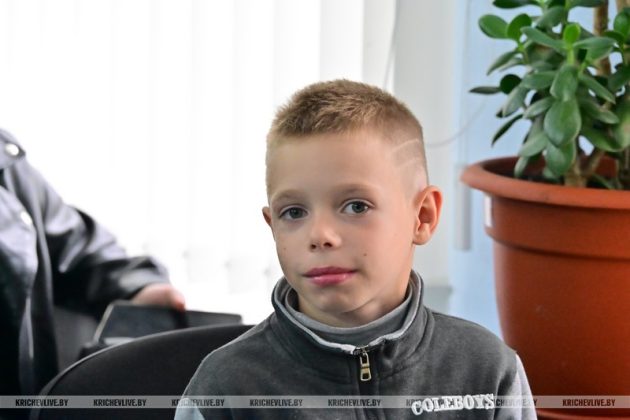Первоклашки из многодетных семей получили подарки от Красного Креста