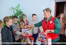 Первоклашки из многодетных семей получили подарки от Красного Креста Первоклашки из многодетных семей получили подарки от Красного Креста