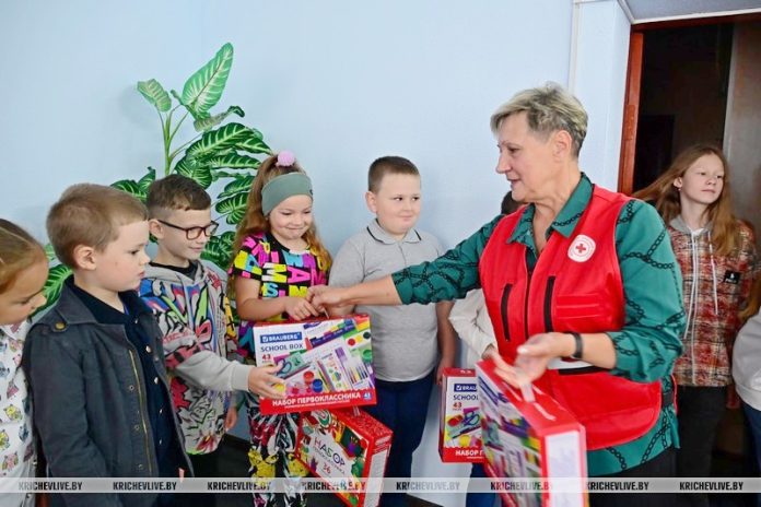 Первоклашки из многодетных семей получили подарки от Красного Креста Первоклашки из многодетных семей получили подарки от Красного Креста