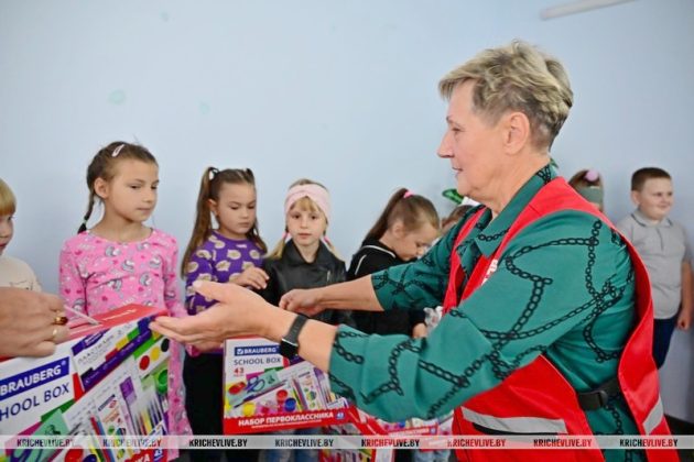 Первоклашки из многодетных семей получили подарки от Красного Креста